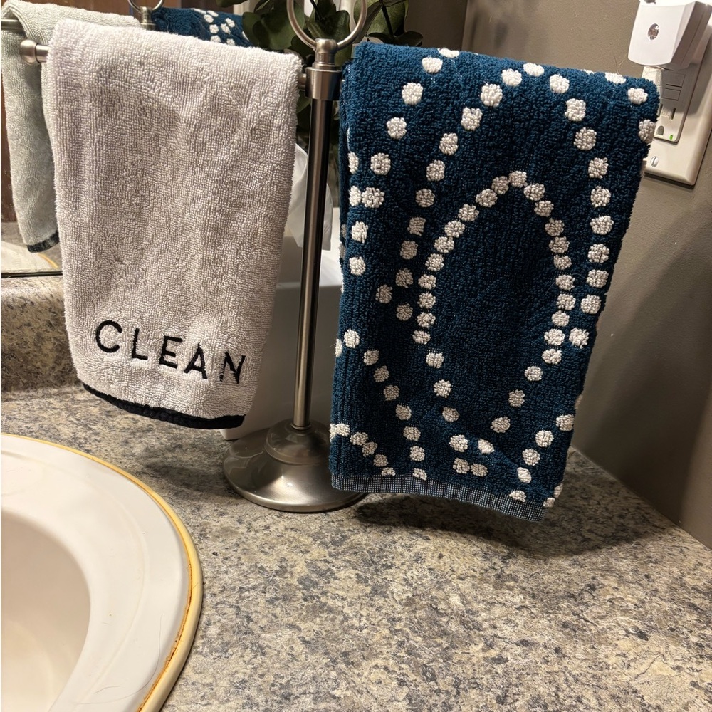 Hand towel Rack. - Picture 2 of 7